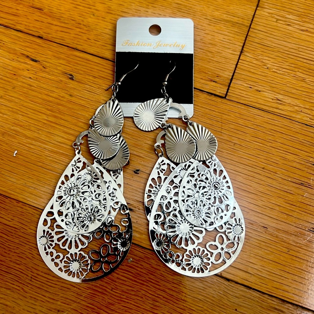 Silver dangle earrings. New.